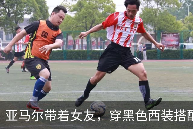 亚马尔带着女友，穿黑色西装搭配巨型胸花参加金球奖典礼